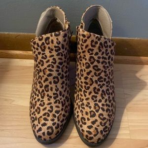 BRAND NEW LADIES SIDE CUT BOOTIES SIZE 8! NWT. SMOKE FREE HOME!